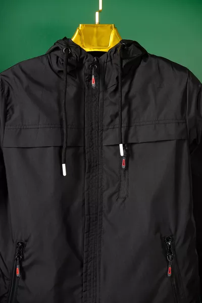 Cappotto stagionale con cappuccio e tasche foderate all'interno