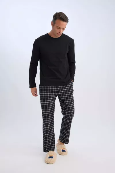 طقم بيجامة بقصة عادية، أعلى بأكمام طويلة وياقة دائرية، بنطلون طويل مربعات CW