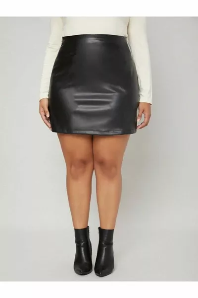 Zwarte kunstleren, grote maat, strakke minirok met elastische taille