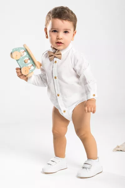 Ensemble bébé 4 pièces avec grenouillère, chemise, nœud papillon et salopette