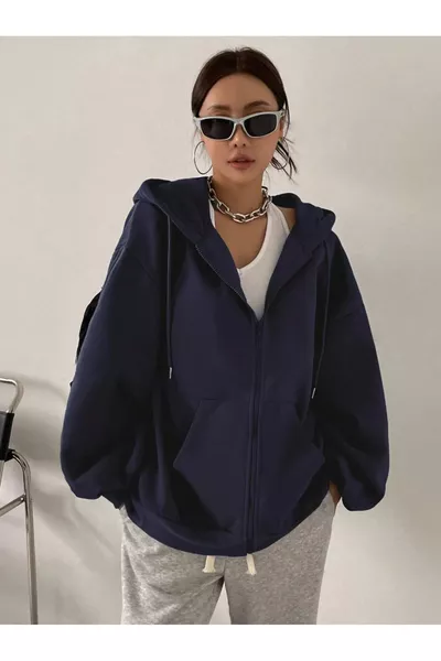 Жилетка с черен цип и качулка