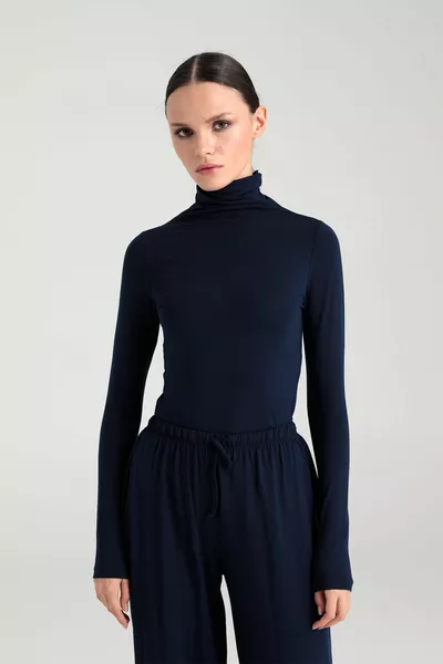 بلوزة فائقة النعومة بياقة مدورة باللون الأزرق الداكن