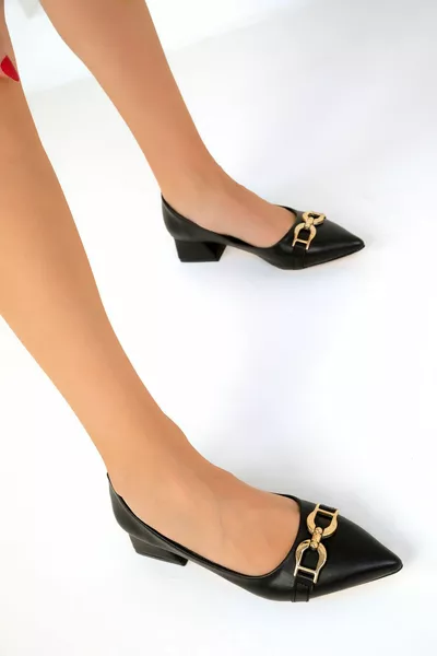 حذاء نسائي كلاسيكي بكعب عالٍ أسود 