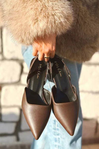 حذاء نسائي بلون القهوة الداكن، من الجلد المطفي، مدبب من الأمام، بكعب قصير ومستطيل، بلون بلش