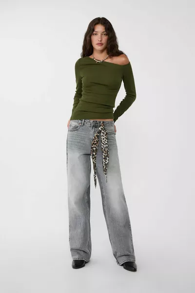 تي شيرت بياقة غير متماثلة