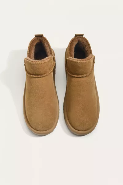 حذاء قصير من الجلد عند الكاحل