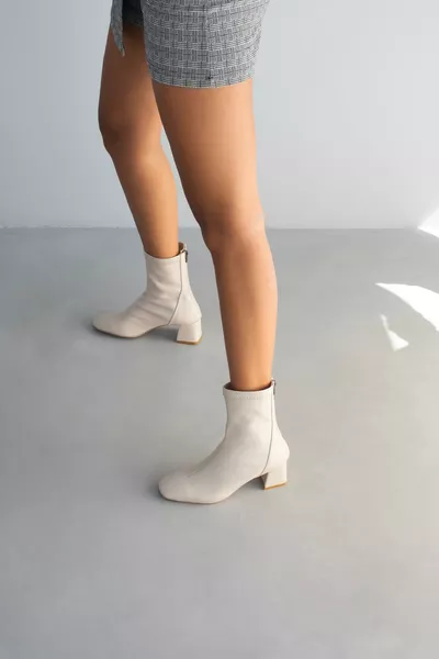 حذاء نسائي من الجلد بلون البيج من بكين، بتصميم كتل، كعب 5 سم 