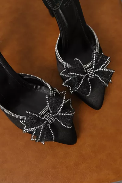 حذاء أنيق نسائي كعب عالي من الساتان الأسود مزين بالأحجار وطرحة شبكية مع فيونكة 