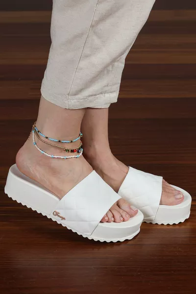 صنادل نسائية بيضاء يومية بقاعدة مرتفعة وكعب ممتلئ 