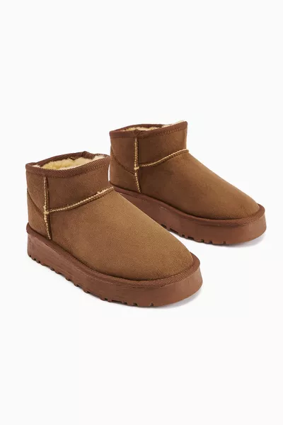 حذاء شتوي قصير من الجلد المدبوغ مبطن بالفرو