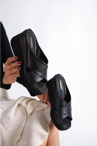 صندل نسائي أنيق ومريح بكعب سميك وتفاصيل متقاطعة - إيما