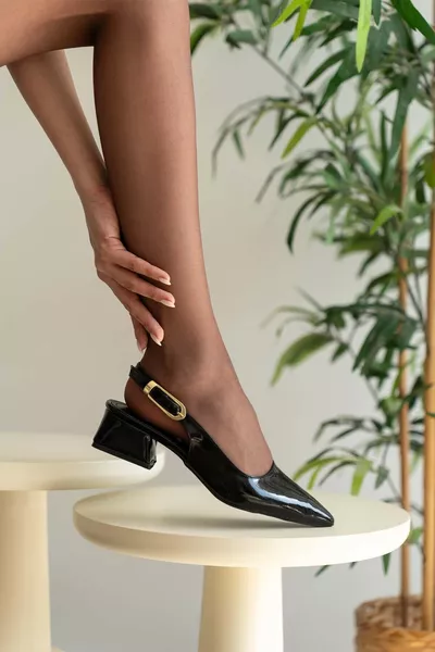 حذاء نسائي بكعب قصير الموسم الجديد مع شريط لامع أسود