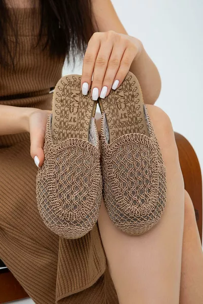 حذاء منزلي وخارجي منسوج من القش بغطاء مقدمة من فرو المنك