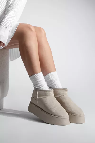 حذاء نسائي نصف بوت بطبقة داخلية من الفرو ونعل سميك، بيج، من الجلد المدبوغ