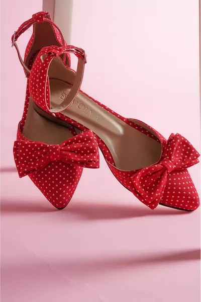 Misty Rote Polka-Dot Ballerinas mit spitzer Zehe und Knöchelriemen