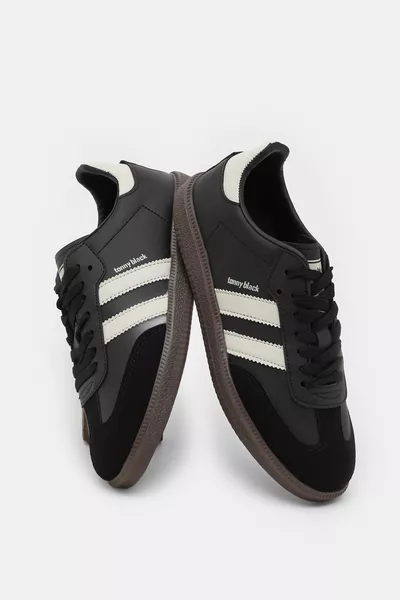 حذاء رياضي للجنسين أسود بيج بمقصورة حرارية وجانبه مخطط مربوطة بالحبل