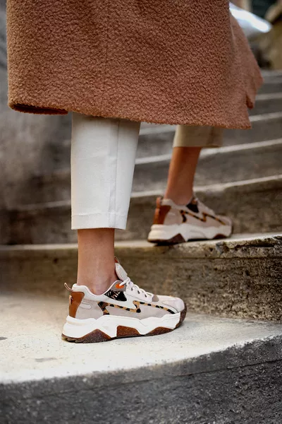 حذاء رياضي نسائي بكعب عالٍ واربطة وحجم مخطط بنقشة النمر - بيج