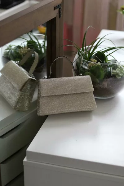 Borsa da sera da donna con tracolla e dettagli dorati scintillanti