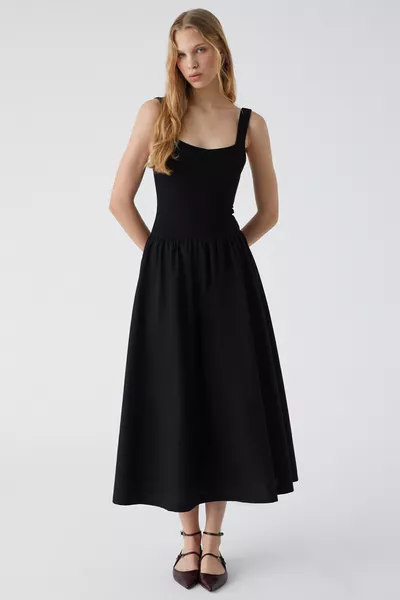 فستان نسائي أسود من باني فويغو بحمالات و ياقة، الجزء السفلي منسوج من البوبلين، الجزء العلوي مصنوع من الفيسكوز المرن