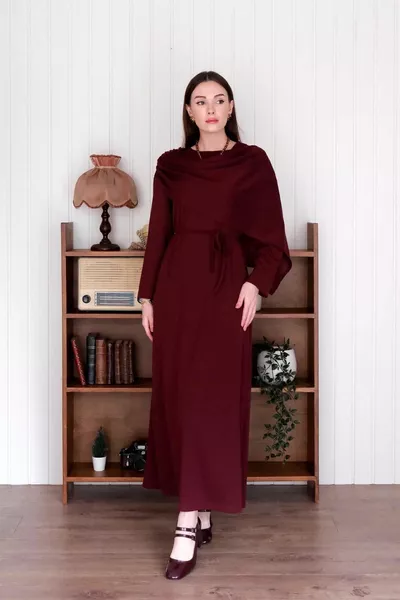 فستان بياقة شال باللون العنابي