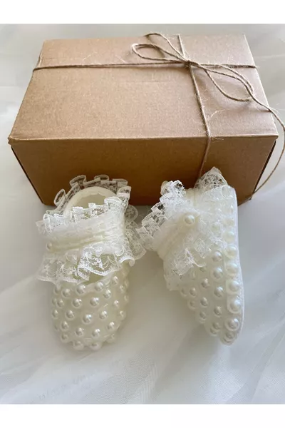 Chaussons pour bébé avec perles & chaussons de baptême pour nouveau-né en couleur écrue & chaussons cadeaux avec dentelle et perles