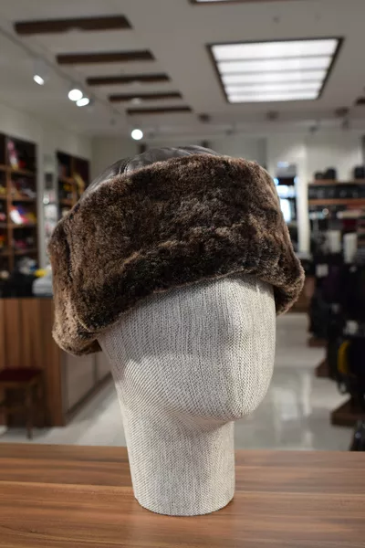 Cappello in pelle autentica cecena con interno in pelliccia di caffè