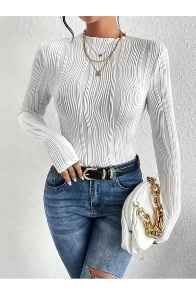 Дамска тениска с дълъг ръкав, обикновено деколте, волани и еластинова текстура