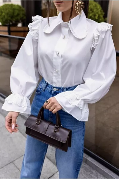 Damenbluse mit weißer Spitze, Rüschen und Bebe-Kragen