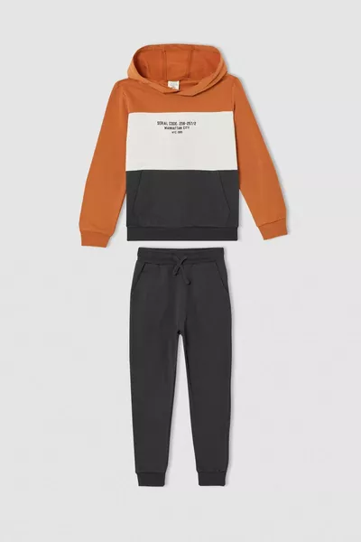 طقم أولاد منسوج بقبعة بكبش داخلي ناعم وسويت شيرت بطبعة وسروال رياضي AU