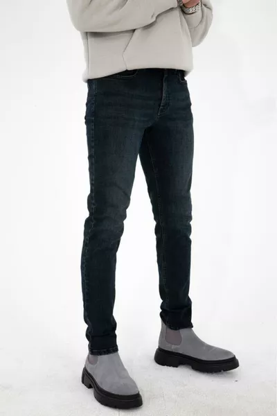 بنطلون جينز رجالي ضيق قصّة نحيفة باللون الكحلي الغامق، مرن مع ليكرا، داخليًا بلون الخردل 