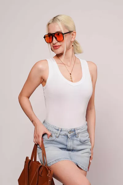 تيشيرت نسائي أساسي قطني % بياقة V عميقة باللون الأبيض 