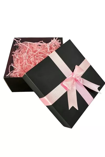 Черна подаръчна кутия с розова панделка празна