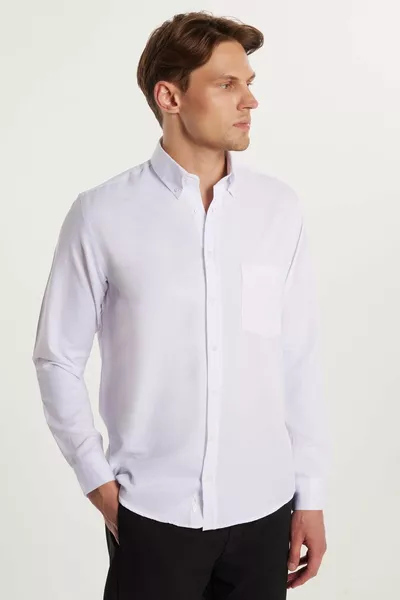 قميص رجالي بأكمام عادية، قصة كلاسيكية، ياقة عادية، بأزرار وجيوب، باللون الأبيض