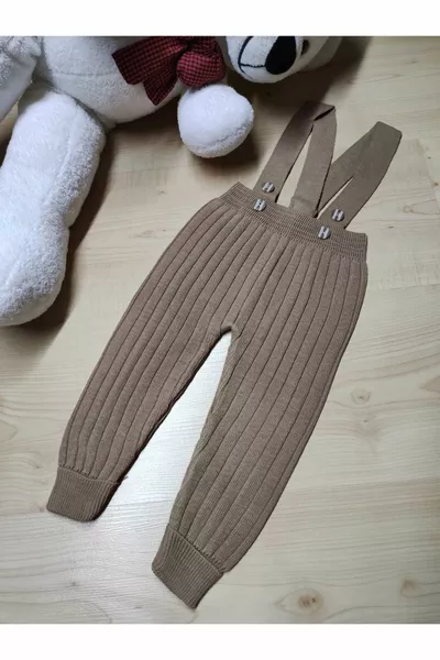 Gerippter Strick mit Knopfleiste vorne A. Braune Hose