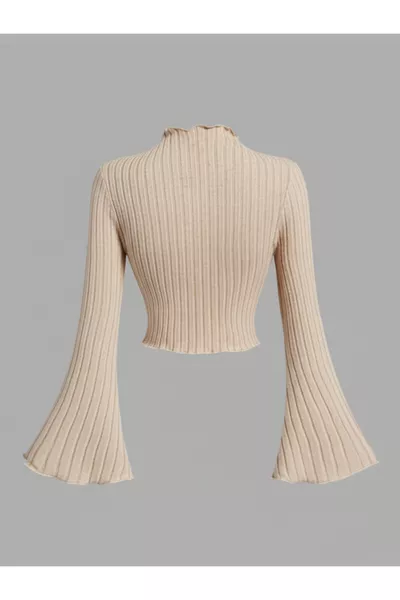 بلوزة تريكو بيج مضلعة بأكمام طويلة، أكمام مزينة بالكشكشة، وياقة عالية، قصيرة