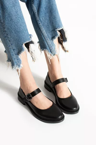 حذاء نسائي يومي أسود مريح مع حزام ونعل مريح