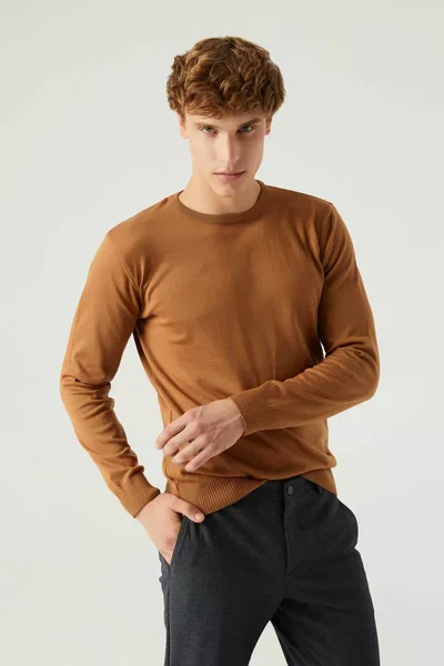 كنزة صوفية برقبة دائرية بقصة عادية بلون الجمل لا تسبب التكتل