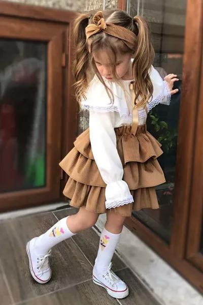 طقم فستان بناتي مع تنورة بنية وطبقة دانتيل مطرزة وكشكش