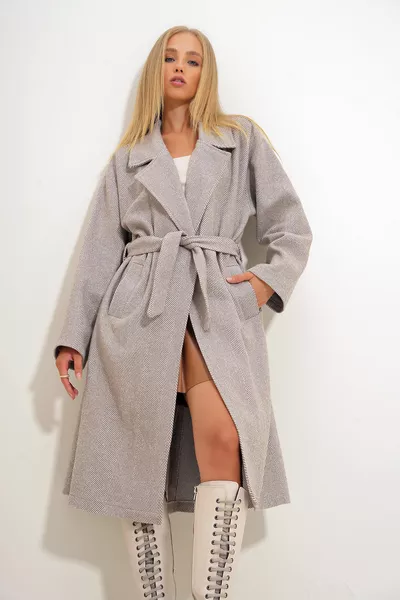 معطف كاشيه نسائي بلون البيج بتصميم متقاطع وحزام عند الخصر ونقشة عظم السمكة 