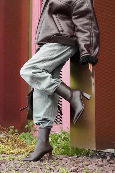 حذاء نسائي بكعب عالٍ مدبب من الخلف بسحاب وكعب سميك لون بني