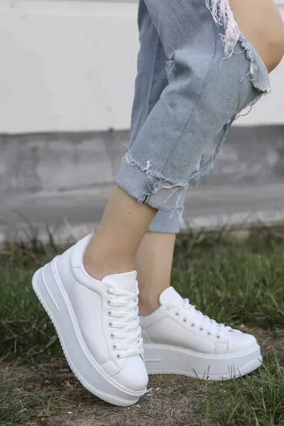 حذاء رياضي نسائي من الجلد الأبيض المطفي من دليت