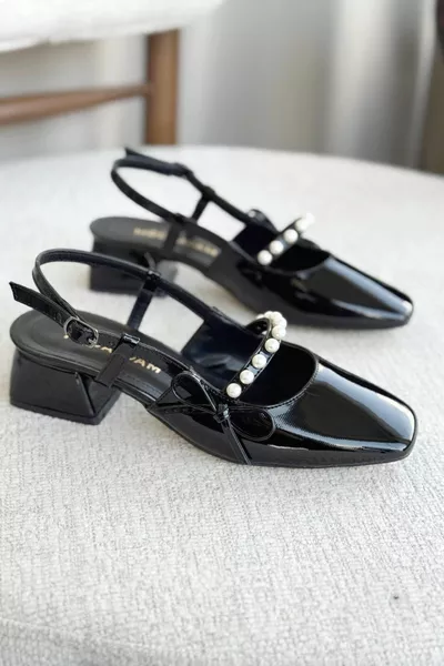 حذاء نسائي بكعب قصير مزين باللؤلؤ - أسود لامع