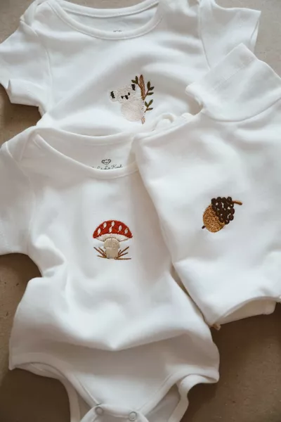 Body à manches courtes à pressions avec broderie, lot de 3, Modèle 1