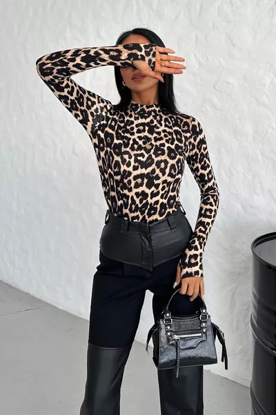 بلوزة نسائية بياقة مرتفعة من قماش الفيسكوز بتفاصيل تمرير الأصابع بنقشة الفهد الكبيرة للموسم الجديد