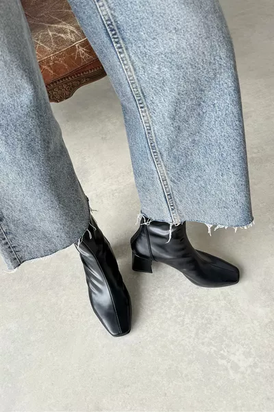 حذاء بوت جلدي أسود نسائي بقصّة عريضة مرنة