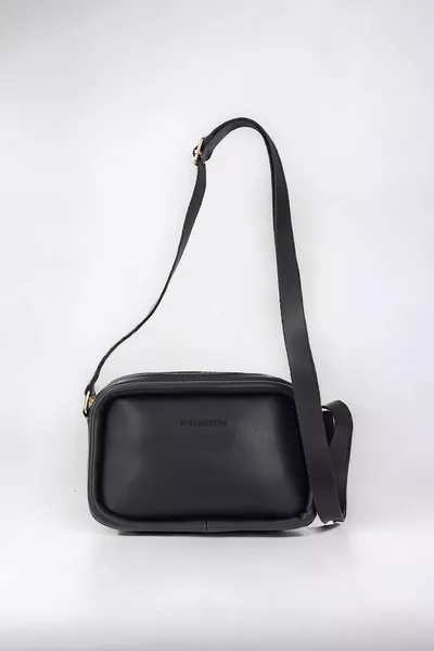 حقيبة كتف وذراع نسائية أصلية باللون الأسود، مربوطة من الأمام بسحّاب، ذات حزام قابل للتعديل وقسم واحد