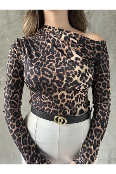 بلوزة بودي كاندي بياقة كتف منقوشة بالنمر