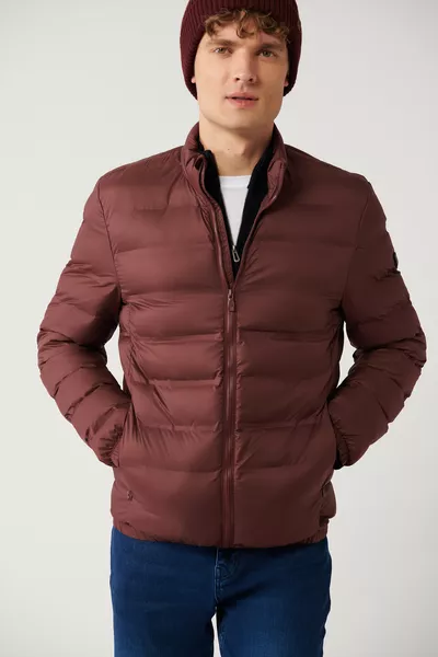 سترة رجالية بورغندي مريحة بقبة عالية مقاومة للماء والرياح خفيفة ومنفوخة 