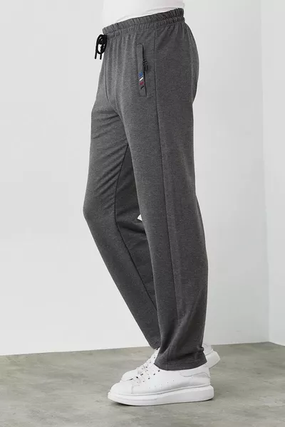 بنطلون رياضي رجالي بدرجين كحلي وفحمي، بسحاب وجيوب وتطريز، تصميم مستقيم وقصّة مريحة