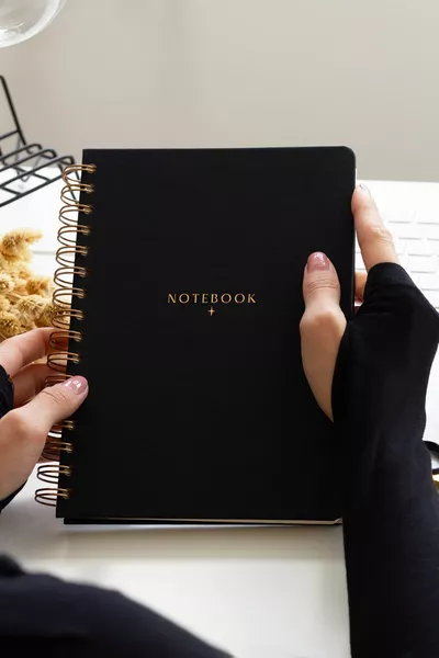 دفتر ملاحظات بالتجليد الحلزوني من الكتان مقاس  سم، أسود، 